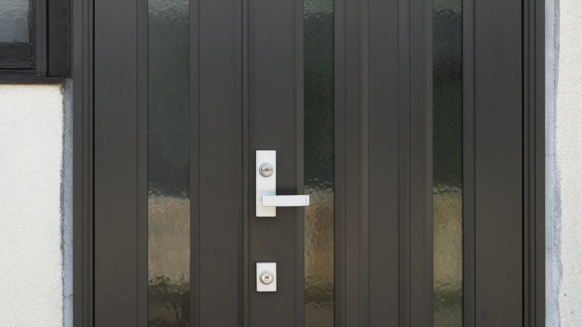 Porte d’entrée aluminium vitrée : la solution idéale pour une maison moderne